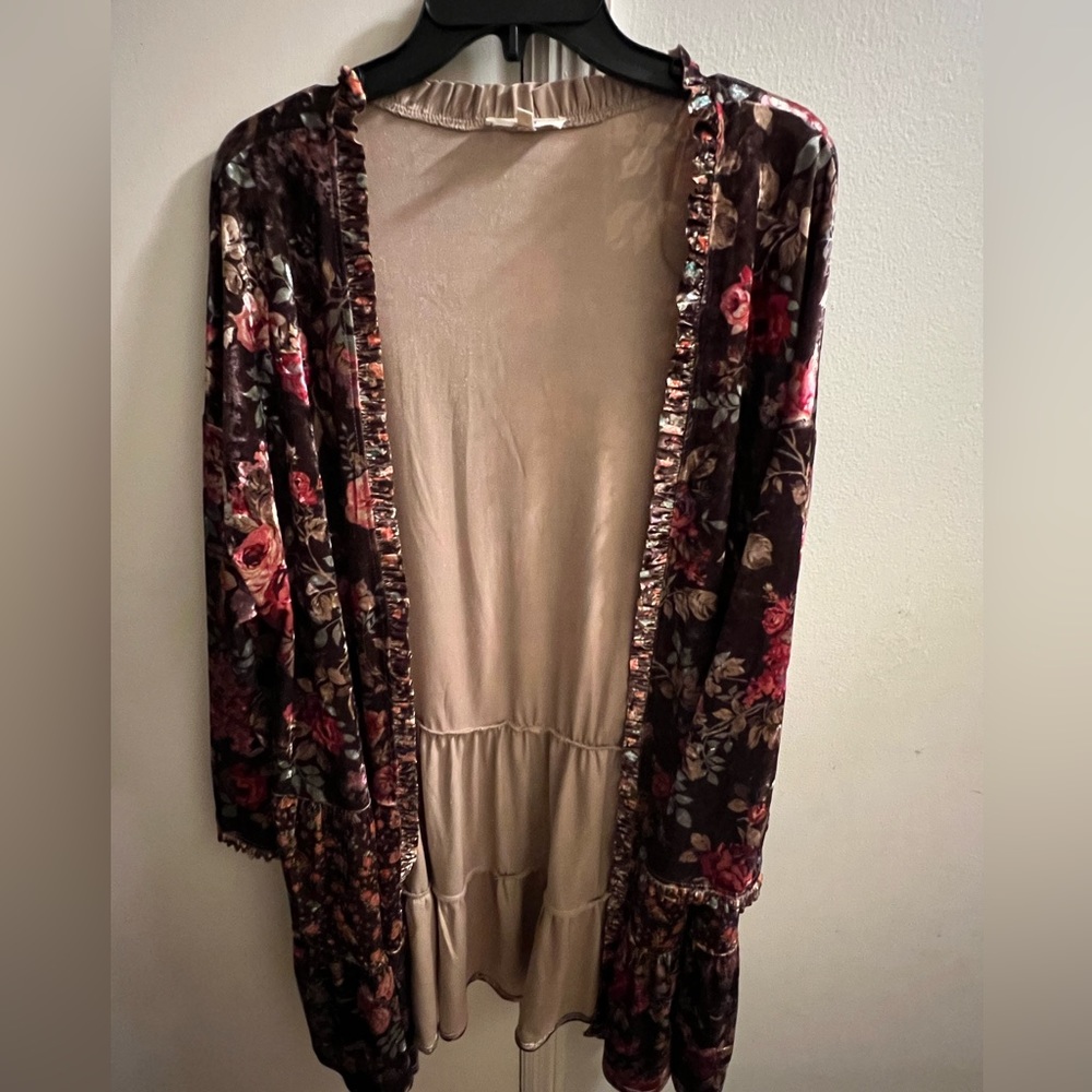 Easel Los Angeles Romantic Tiered Floral Velvet Duster